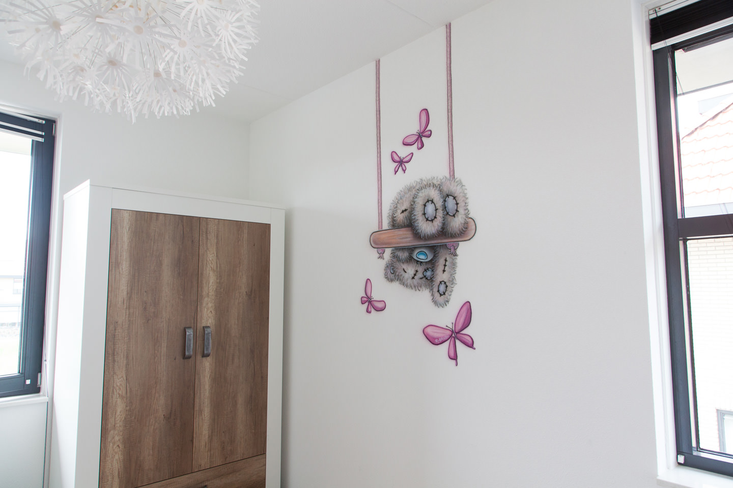 beertje schommel muurschildering